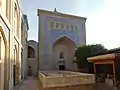 Portal der Khanqah und Totenhof mit mehreren Gräbern