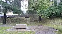 Gedenkstein auf der Gedenkstätte, Vorderseite mit der Inschrift: Pali u ustanku mornara Februara 1918 (Kroatisch: Sie fielen im Matrosenaufstand im Februar 1918).