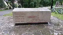 Gedenkstein-Rückseite mit den Namen der Hingerichteten und einem Relief der „SMS St. Georg“.