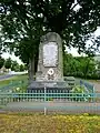 Denkmal für die Gefallenen des Ersten Weltkriegs, ergänzt um eine Gedenktafel für die Gefallenen des Zweiten Weltkriegs.  Vormals im Ort bestattete Kriegstote wurden nach Spremberg in die Deutsche Kriegsgräberstätte auf dem Georgenberg umgebettet.
