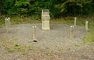 Der Gedenkstein auf einem Wanderparkplatz an der Elm-Hochstraße in Langeleben, 2022