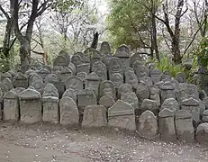 Gedenksteine(供養塔, Kuyōtō)