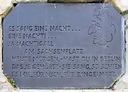 Gedenktafel mit Versen der Nachtigall am Sachsenplatz