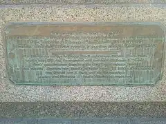 Gedenktafel mit litauischer und deutscher Beschriftung