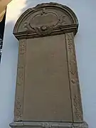 Gedenk­tafel am Gebäude (links)