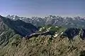 Geißfuß (Grasberg in Bildmitte) vom Entschenkopf. Im Hintergrund die Gipfel des Allgäuer Hauptkamms