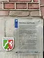 Denkmalplakette und städtische Informationstafel