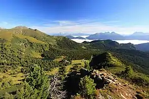 Blick auf die Edelrautehütte (links) und die Scheibelalm (rechts)