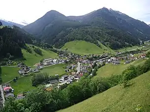 Das Sellraintal bei Sellrain (links abzweigend das Fotschertal)