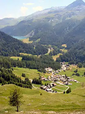 Sur, im Hintergrund der Lai da Marmorera