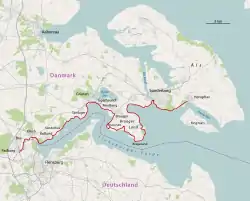 Lage von Rendbjerg in der Mitte des Gendarmenpfades (rote Linie) und am Nordufer der Flensburger Förde
