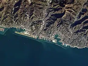 Hafen Genua, Satellitenbild 2016(links: Containerterminal Voltri nur z. T. sichtbar)