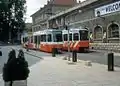 Die TPG setzte bereits ab 1977 auch bei Neufahrzeugen auf einen lichtgrauen Fensterbereich, ab 1988 kamen dann weitere Designelemente, wie auf dem rechten Tram zu sehen, hinzu
