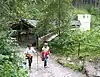 Pilgerinnen wandern dem Wallfahrtsort zu