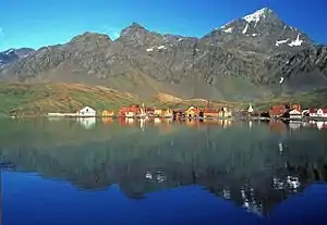 Blick von der King Edward Cove auf Grytviken, im Hintergrund: Orca Peak (Mitte) und Mount Hodges (rechts)