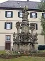 Freigruppe mit Maria als Trösterin von 1751 in Gerlachsheim an der Tauber, von H. E. Busse „herrlichste Mutter Gottes“ genannt, Gesamtansicht