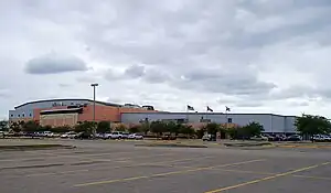 Die Hertz Arena (links) mit dem Nebengebäude mit den zwei Eisflächen (März 2009)