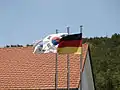 Flaggen vor einem Haus