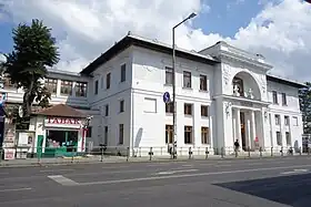 Westfassade des Aufnahmsgebäudes