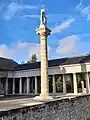 Malsäule von Paul Horn mit Skulptur von Maya Graber