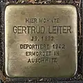 Gertrud Leiter vor der Hudtwalckerstraße 35