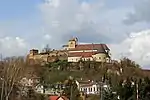 Pfarrkirche der hl. Gertrud, dahinter die Ruine, Thunau am Kamp