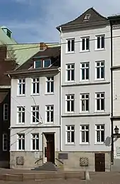 Nr. 4 und 5: Geschäftshäuser