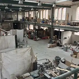 Werkhalle mit abgetrennten Arbeitsbereichen, 2015