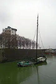 Alter Hafen, kurz vor der geplanten Entfernung des auf Grund gesunkenen, maroden Aalschokkers