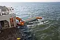 Mehrzweckschiff Neuwerk: Sweepin­arme ausgefahren und in Aktion (für Ölaufnahme) 2016