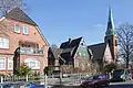 Kirche und typische Wohnhäuser der Umgebung