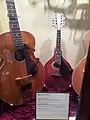 (Links) eine L-1 (1912) mit Pickguard