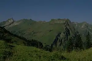 Giebel (Der Berg über der linken der drei Fichten am rechten Bildrand) vom Roßkopf. Der weiter links folgende markante Zacken im Grat ist das Berggächtle. Ganz links am Bildrand der Schneck.
