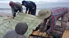 Ablösen der Abgussplatten mithilfe von Holzlatten