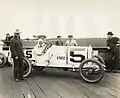 Gil Andersen posiert in seinem Stutz „White-Squadron“-Rennwagen; entweder vor dem American Grand Prize oder dem Vanderbilt Cup in San Francisco (1915)