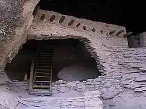 Eingang zu einem Cliff Dwellings