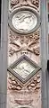 Rechter Eckpilaster, Spiegel aus rotem Veroneser Marmor, Detail mit uomo illustro „Tullus Obstulio“ im Rundfeld und Apostelkopf im Rautenfeld.