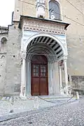 Das Südportal der Santa Maria Maggiore von Bergamo