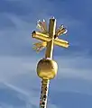 Das beschädigte neue Kreuz: Unten rechts fehlen die Strahlen (Oktober 2017)