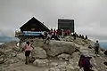 Gipfel des Piz Boè mit Rifugio Capanna Piz Fassa und Telefon-Reflektor