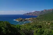 Girolata vom Wanderweg mare e monti aus, im Hintergrund die Halbinsel La Scandola