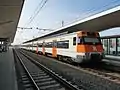 Ein Triebzug der spanischen Baureihe 447 im Bahnhof Girona