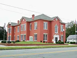 Glascock County Courthouse (2012). Das erste Courthouse entstand im Jahr 1858 mit finanzieller Unterstützung von William Gibson, dem Namensgeber von Gibson. Dieses ging 1919 in Privatbesitz über und wurde durch das heutige, im Stile des Neoklassizismus errichtete Gerichts- und Verwaltungsgebäude ersetzt. Im September 1980 wurde das Glascock County Courthouse in das NRHP eingetragen.