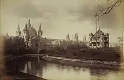 Das Hauptgebäude der Ausstellung am Ufer des Flusses Kelvin