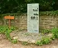 Informationstafel als Glasstele unterhalb der Glashütte