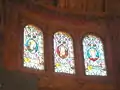 Beispiele der Fenster mit Glasmalerei: v. l. n. r. Brigida von Kildare, Columban von Iona, Sunniva von Selje