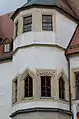 Stabwerkfenster der Frührenaissance um 1527–1534 am Schloss Hinterglauchau, das Renaissance-Stabwerk sind die das Fenster teilweise „umrahmenden“ geraden „Profilstäbe“.