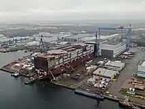 Der Mittelteil der Global Dream in Rostock-Warnemünde
