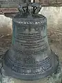 alte Glocke von 1755 auf dem Friedhof vor der Kirche