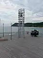 Glockenturm der Seebrücke, im Hintergrund der Streckelsberg (2022)